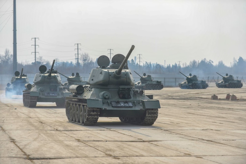 Khi về Nga, các xe tăng này đã trải qua một quy trình tuyển chọn kíp lái cực kỳ nghiêm ngặt, tỷ lệ chọi của các kíp lái là quá cao do có rất nhiều binh lính Nga muốn một lần nữa được điều khiển cỗ xe tăng huyền thoại này. Nguồn ảnh: Sina.