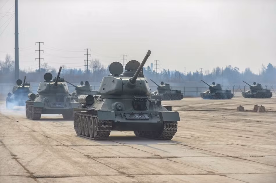 Khi về Nga, các xe tăng này đã trải qua một quy trình tuyển chọn kíp lái cực kỳ nghiêm ngặt, tỷ lệ chọi của các kíp lái là quá cao do có rất nhiều binh lính Nga muốn một lần nữa được điều khiển cỗ xe tăng huyền thoại này. Nguồn ảnh: Sina.