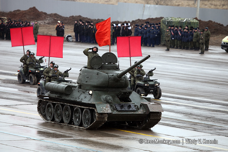 Những chiếc xe tăng T-34-76 đã có mặt ngay từ những ngày đầu của cuộc chiến, hùng dũng tiến thẳng vào Berlin 4 năm sau đó để kết thúc sự tồn tại của chế độ phát xít Đức diệt chủng. Nguồn ảnh: Sina.