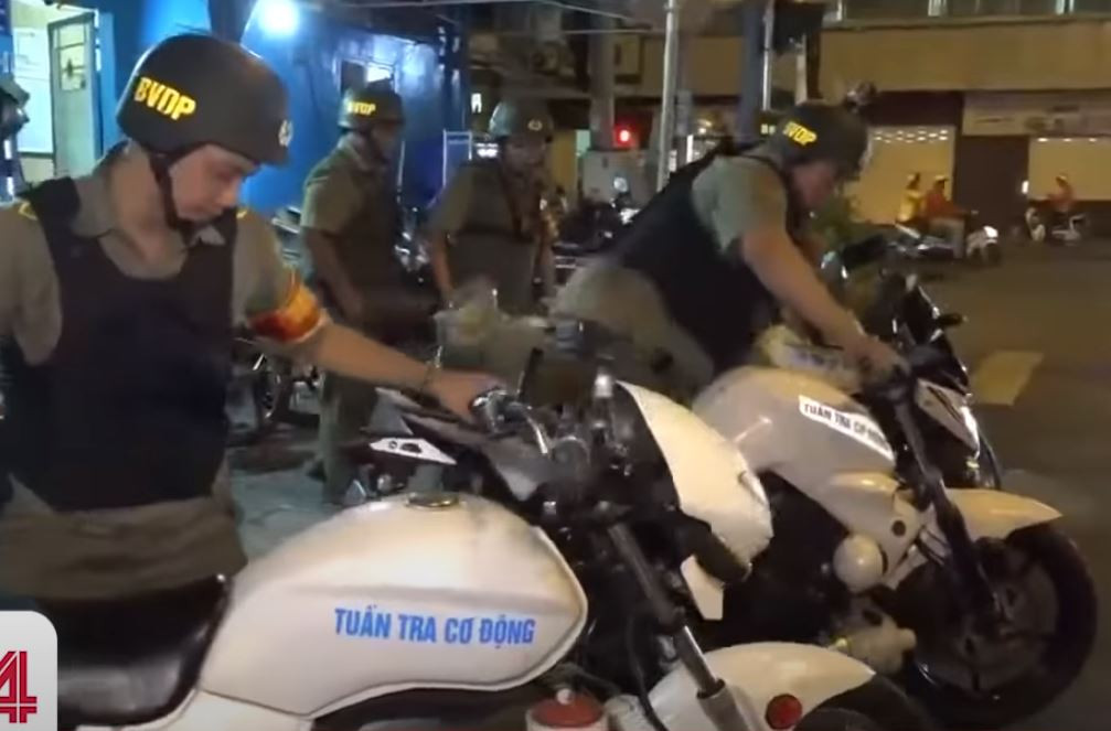 Ngoài áo giáp và mũ chống đạn, lực lượng này cũng được trang bị xe mô-tô đặc chủng với hệ thống còi hú và đèn ưu tiên - phục vụ cho công việc tuần tra, ngăn chặn tội phạm. Nguồn ảnh: VTV.