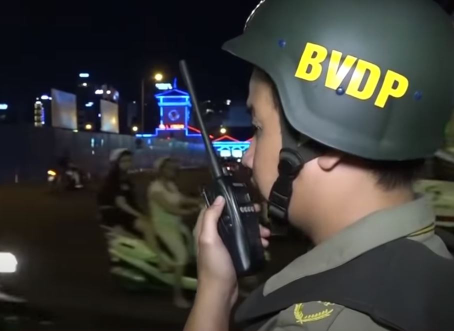 Ngoài các thiết bị, trang bị đặc biệt kể trên, thành viên của lực lượng bảo vệ dân phố còn được trang bị bộ đàm, được sử dụng để liên lạc giữa các nhóm tuần tra. Nguồn ảnh: VTV.