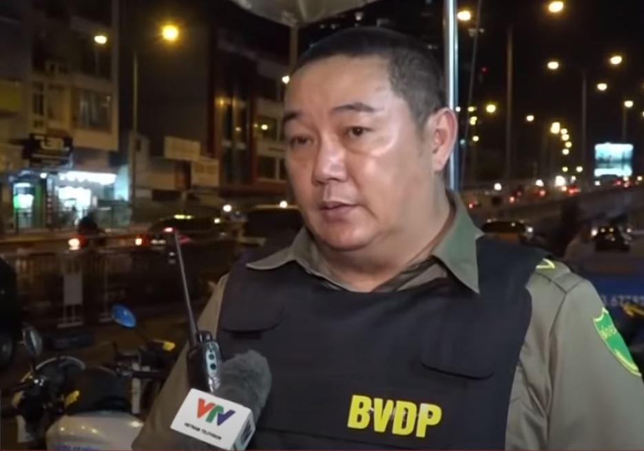 Là một địa bàn phức tạp với nhiều tụ điểm vui chơi giải trí nhất là vào buổi tối, lực lượng bảo vệ dân phố đóng vai trò cực kỳ quan trọng - cùng với lực lượng công an địa phương, cảnh sát khu vực đảm bảo an ninh cho phường Nguyễn Thái Bình. Nguồn ảnh: VTV.