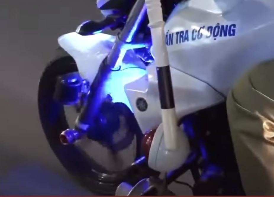 Hệ thống đèn ưu tiên trên xe tuần tra của lực lượng bảo vệ dân phố phường Nguyễn Thái Bình. Nguồn ảnh: VTV.