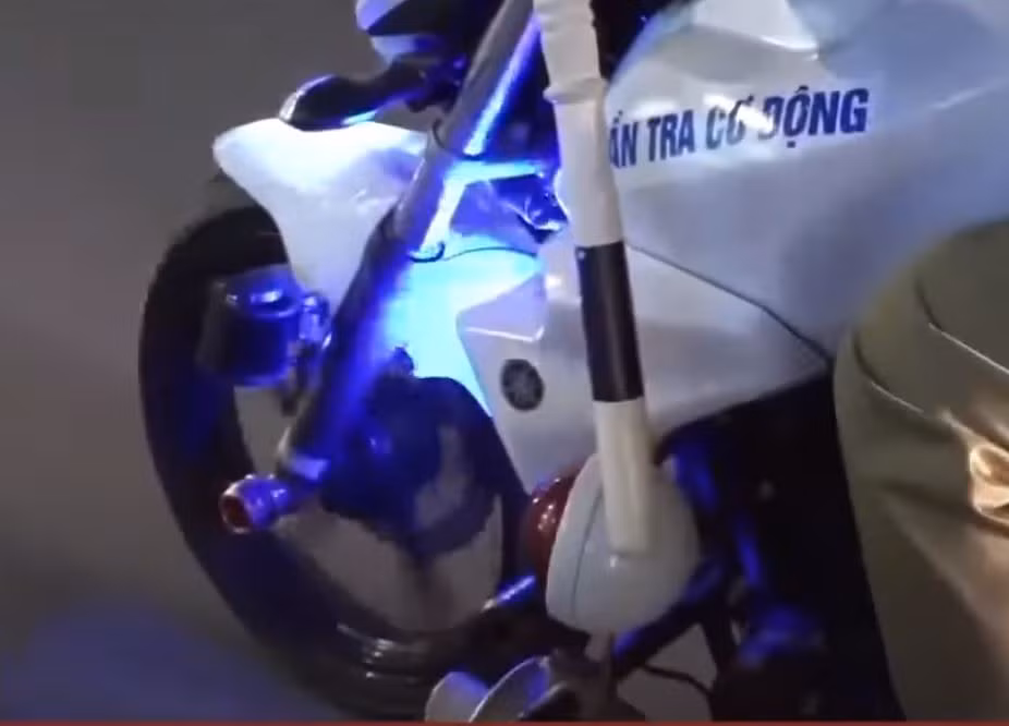 Hệ thống đèn ưu tiên trên xe tuần tra của lực lượng bảo vệ dân phố phường Nguyễn Thái Bình. Nguồn ảnh: VTV.