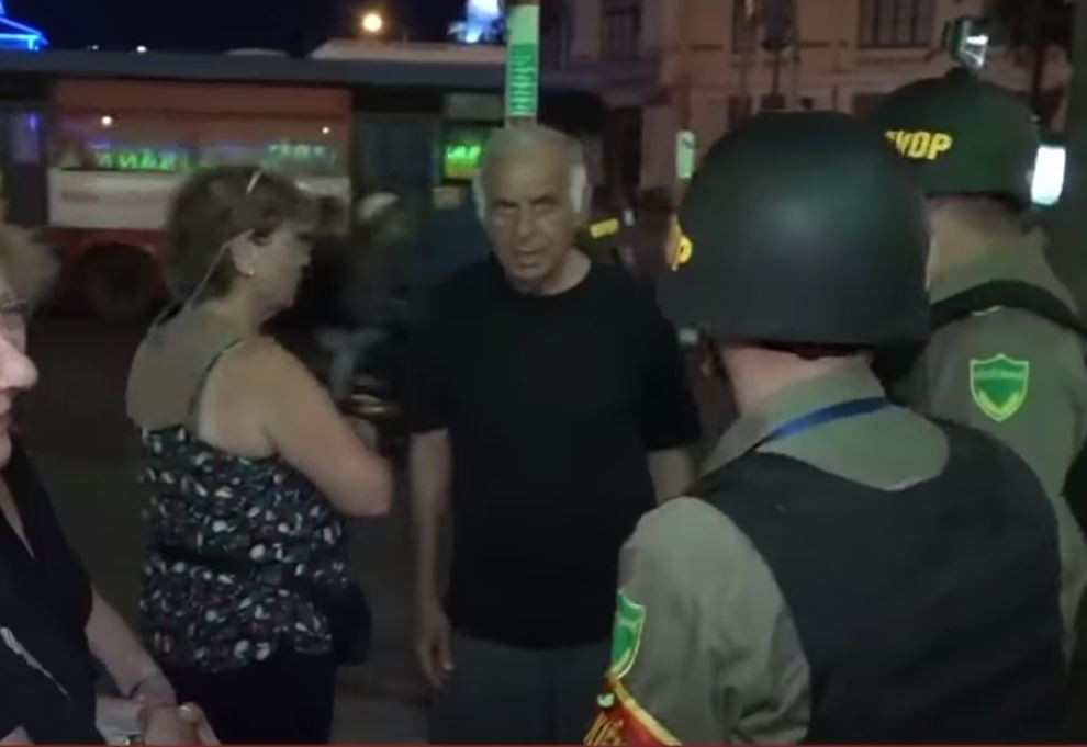 Ngoài nhiệm vụ bảo vệ yên bình cho người dân, lực lượng này cũng thường xuyên tham gia chỉ dẫn, nhắc nhở khách du lịch nước ngoài đề phòng bị kẻ gian lợi dụng. Nguồn ảnh: VTV.