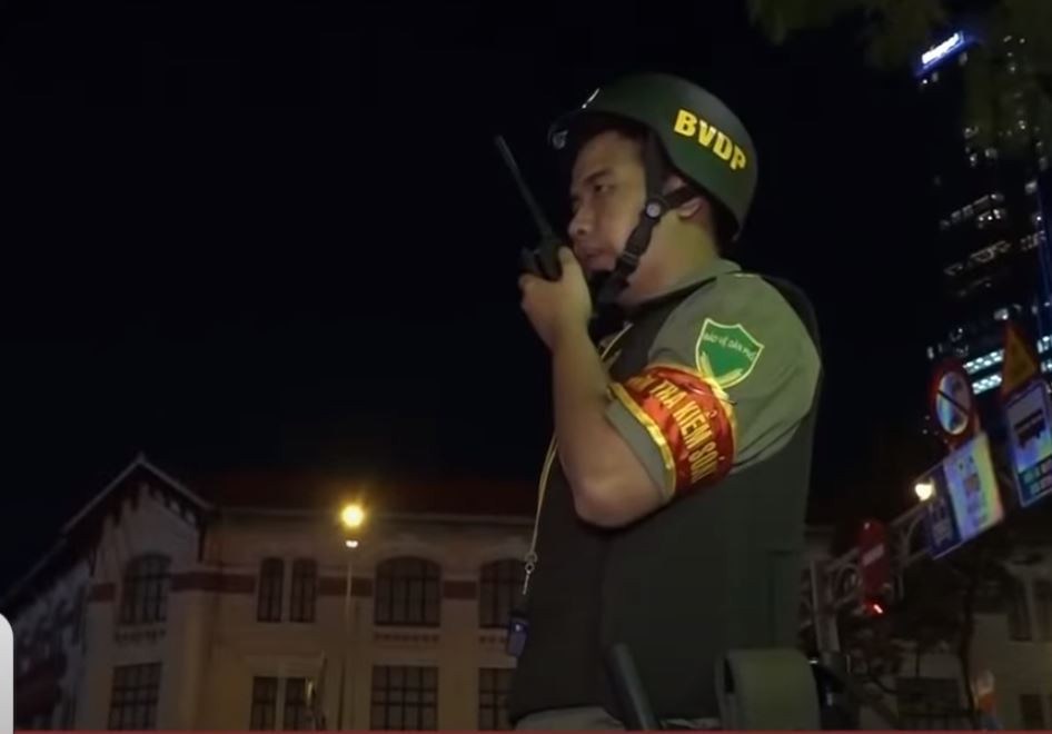 Là loại áo giáp chống đạn theo tiêu chuẩn quân đội, lực lượng bảo vệ dân phố có thể yên tâm khi thực hiện công việc trấn áp tội phạm, tránh được những nhát đâm hiểm hóc của các đối tượng chống đối. Nguồn ảnh: VTV.