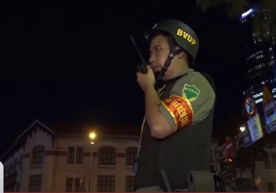 Là loại áo giáp chống đạn theo tiêu chuẩn quân đội, lực lượng bảo vệ dân phố có thể yên tâm khi thực hiện công việc trấn áp tội phạm, tránh được những nhát đâm hiểm hóc của các đối tượng chống đối. Nguồn ảnh: VTV.