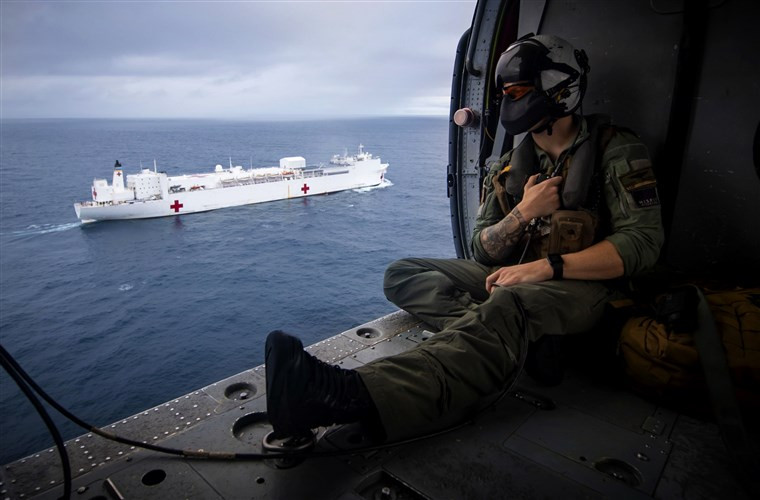 Hải quân Mỹ cho biết, đang phối hợp với các bệnh viện địa phương để tăng cường thêm số lượng người bệnh được đưa lên các tàu bệnh viện này, giúp giảm tải cho các bệnh viện trên mặt đất tập trung đối phó với COVID-19. Nguồn ảnh: BI.