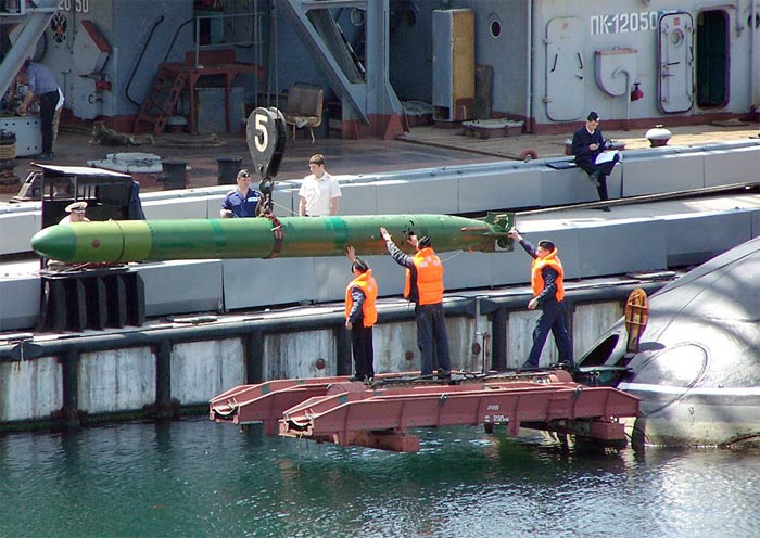 Vậy nên trong hình ảnh vừa được tiết lộ, loại ngư lôi được sử dụng nhiều khả năng chính là ngư lôi Type 53. Đây là loại ngư lôi có trọng lượng 2,1 tấn, đường kính 533mm. Nguồn ảnh: Pinterest.