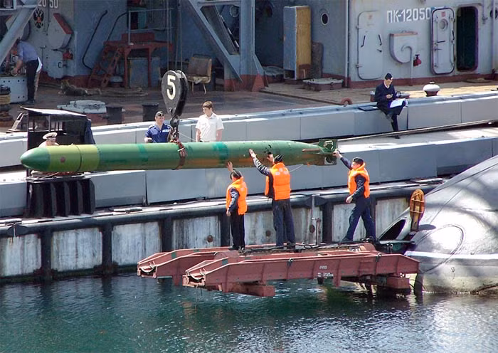 Vậy nên trong hình ảnh vừa được tiết lộ, loại ngư lôi được sử dụng nhiều khả năng chính là ngư lôi Type 53. Đây là loại ngư lôi có trọng lượng 2,1 tấn, đường kính 533mm. Nguồn ảnh: Pinterest.