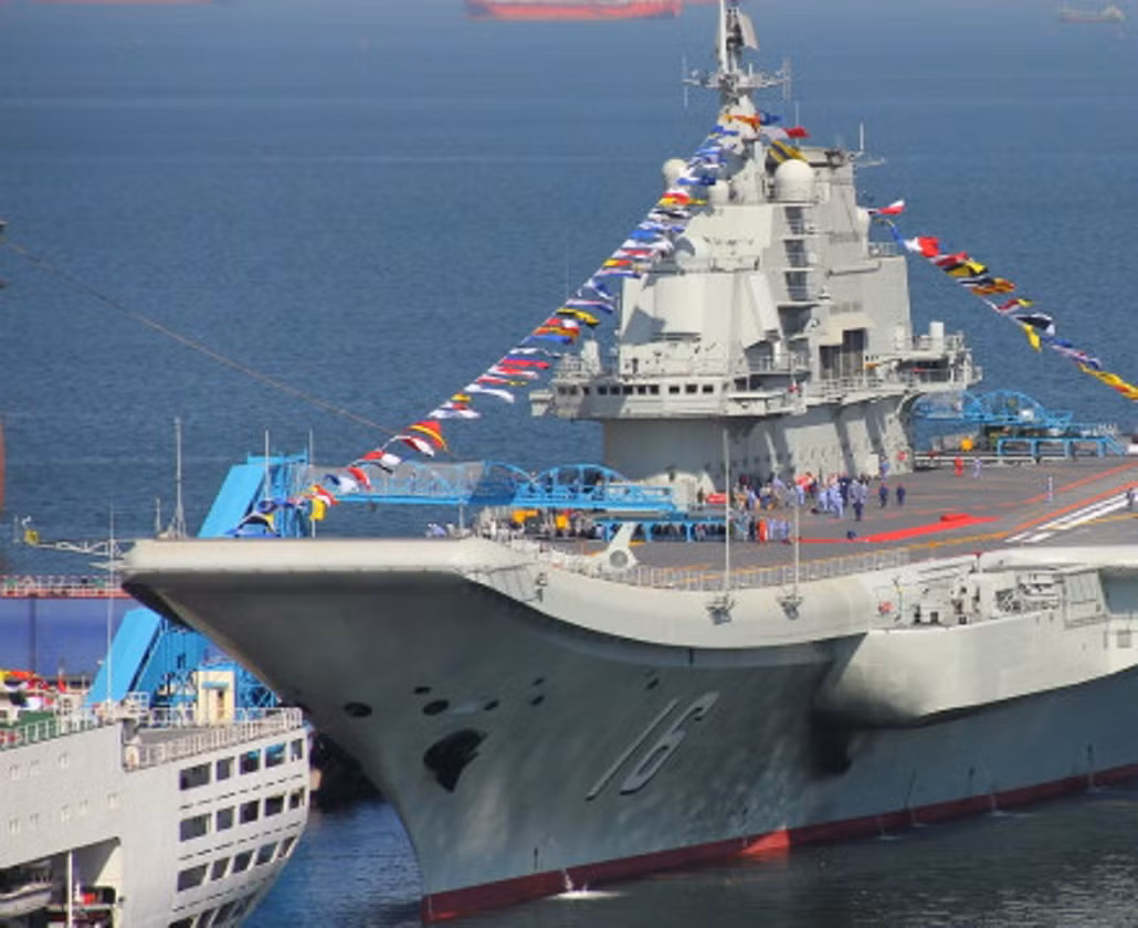Trung Quốc hiện tại cũng chỉ có duy nhất hai tàu sân bay trong biên chế. Trong đó có chiếc Liêu Ninh có độ giãn nước 54.500 tấn được Trung Quốc cho nhập biên từ năm 2012. Dù khá "quen mặt" ở Biển Đông , tuy nhiên tàu sân bay Liêu Ninh thực chất lại thuộc biên chế của Hạm đội Biển Bắc Trung Quốc. Nguồn ảnh: QQ.