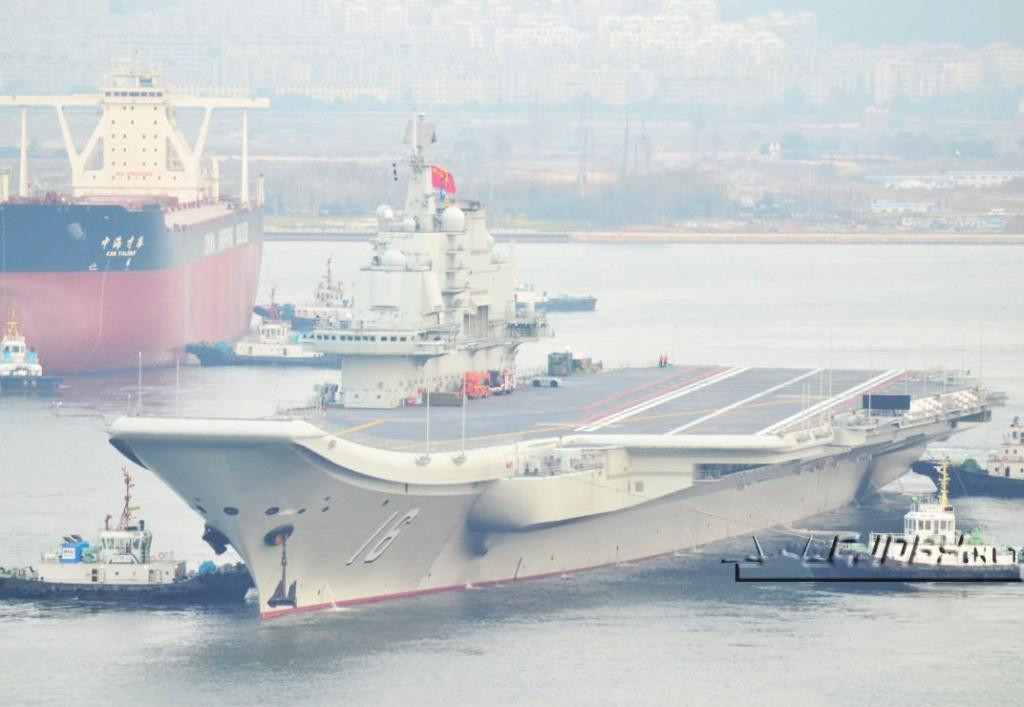 Kế đó là tàu sân bay Sơn Đông - tàu sân bay mới nhất vừa được Trung Quốc cho nhập biên từ năm ngoái. Dù được phân về biên chế của Hạm đội Nam Hải, chịu trách nhiệm ở Biển Đông tuy nhiên Sơn Đông lại chưa tham gia một cuộc tập trận lớn nào ở khu vực này. Nguồn ảnh: QQ.