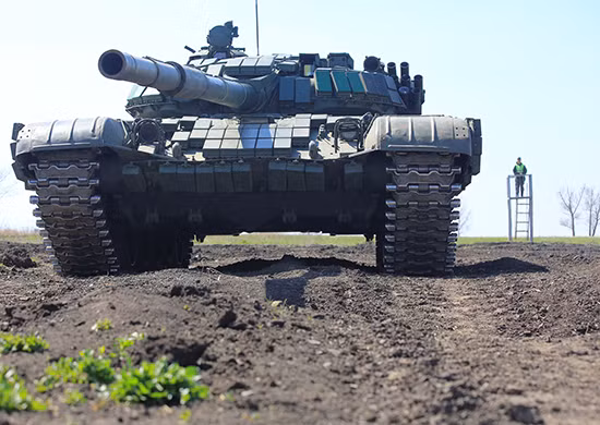 Cỗ xe tăng bền bỉ và nổi tiếng nhất của Liên Xô trong quá khứ là T-34 đã trải qua bài thử nghiệm khắc nghiệt này, nó đã hành quân 1500 km từ Kharkov cho tới Moskva và ngược lại. Cha đẻ của cỗ xe tăng T-34 là Mikhail Koshkin thậm chí đã bị viêm phổi và qua đời sau hành trình này vì mùa đông quá khắc nghiệt. Nguồn ảnh: Rumil.