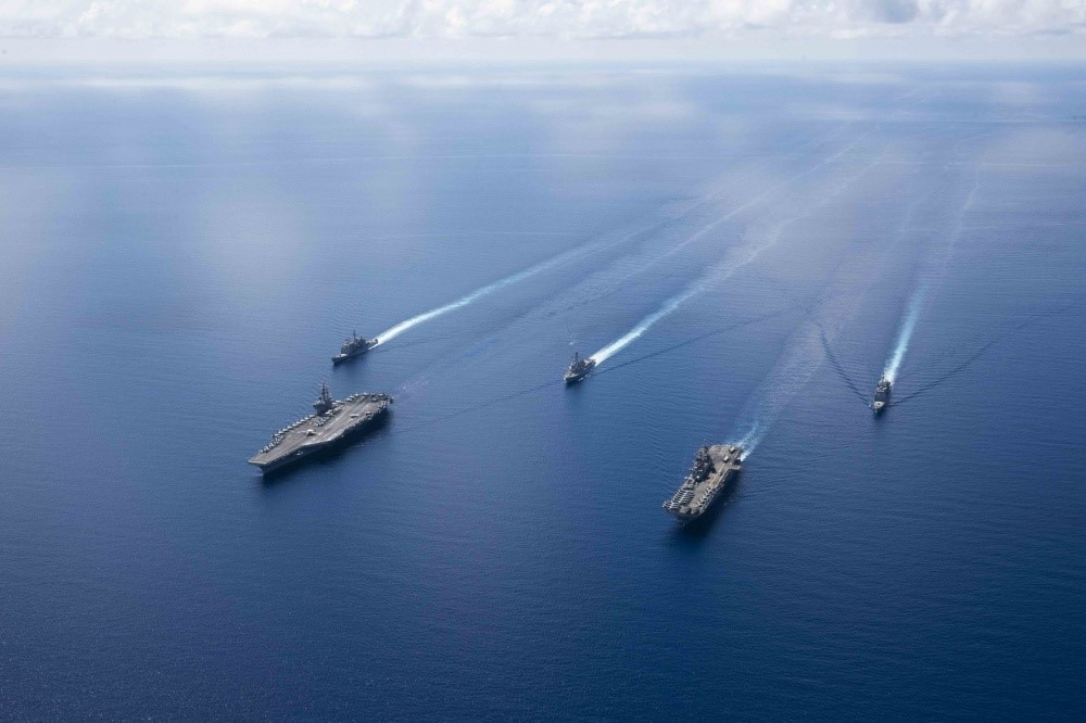 Trong khi đó, phát ngôn viên Bộ Quốc phòng Trung Quốc lên án việc Mỹ triển khai nhóm tác chiến tàu sân bay ở biển Đông.