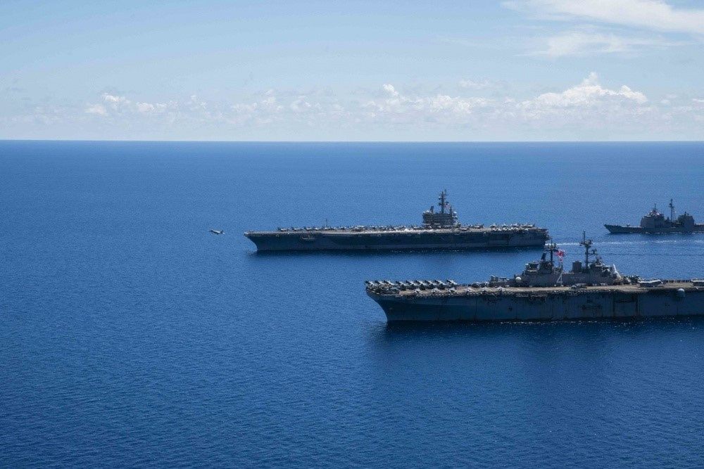 Siêu hàng không mẫu hạm USS Ronald Reagan chạy bằng năng lượng hạt nhân với lượng choán nước hơn 100.000 tấn.