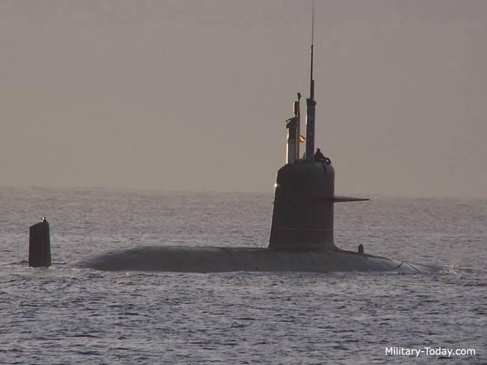 Thân tàu làm bằng loại thép cường độ cao và ít nhiễm từ, cho phép lặn nhiều lần tới độ sâu tối đa khi cần thiết, nó có thể hoạt động liên tục dài ngày trên biển.