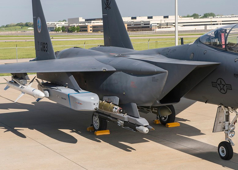 Mỗi máy bay F-15K có thể mang theo 2 tên lửa Taurus KEPD 350 tại mỗi bên cánh.