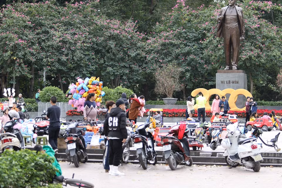 Rất nhiều bạn trẻ tới vui chơi, chụp ảnh tại tượng đài Lenin.