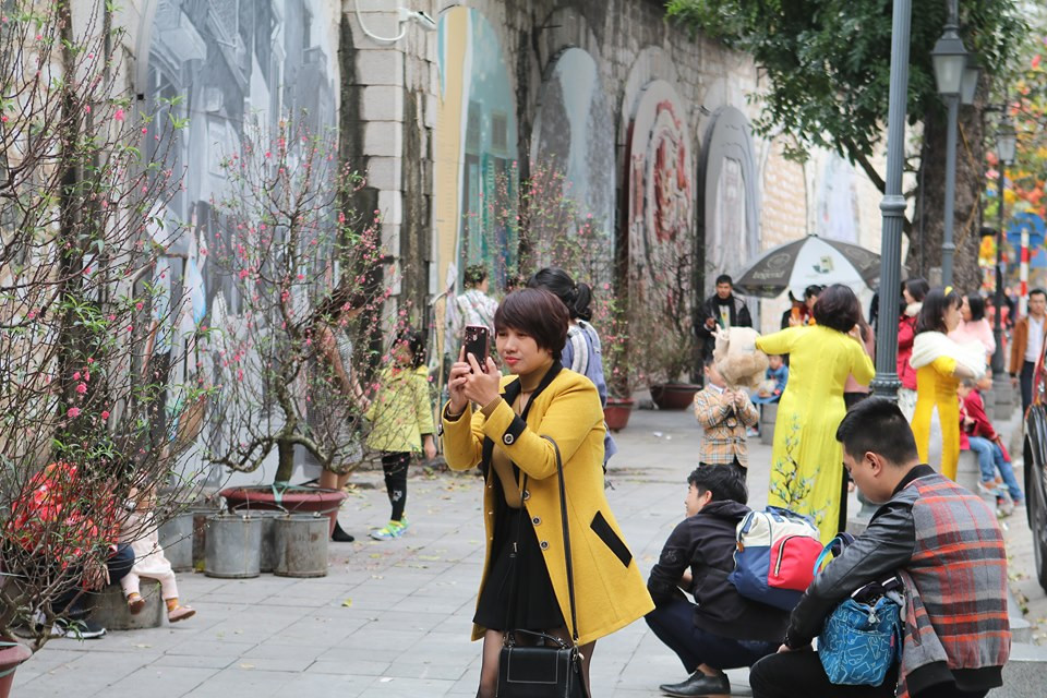 Nhiều bạn trẻ chụp ảnh tại phố bích họa Phùng Hưng.