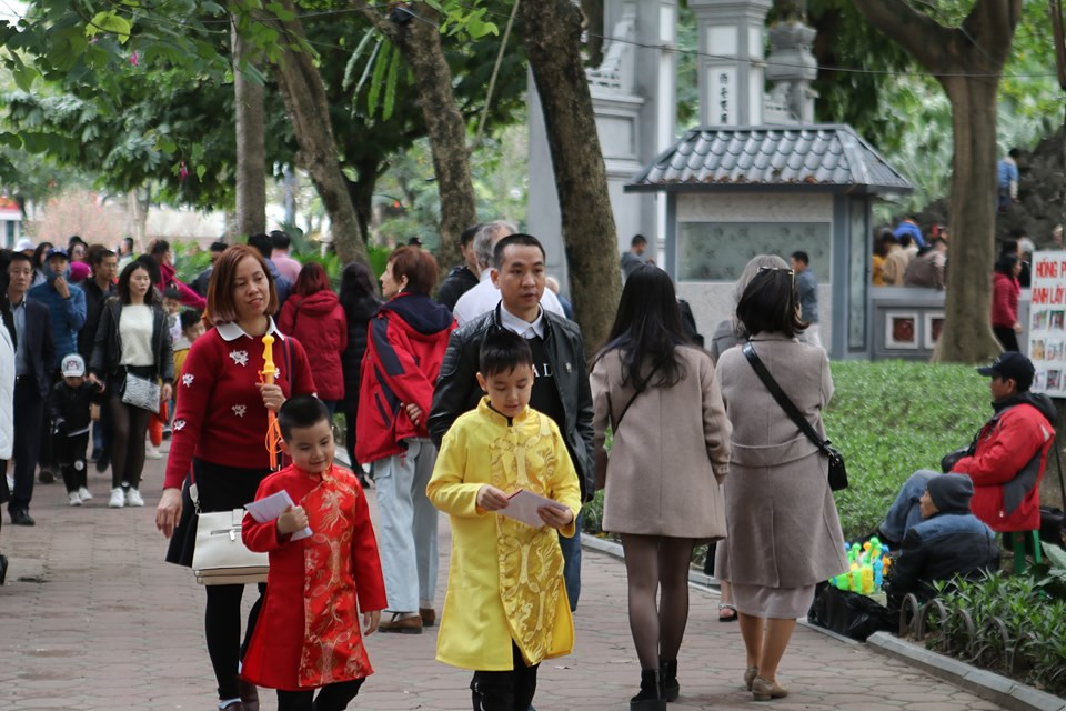 Trong đó, Hồ Gươm là một trong những địa điểm được nhiều người dân lựa chọn du xuân vào ngày mùng 2 Tết.