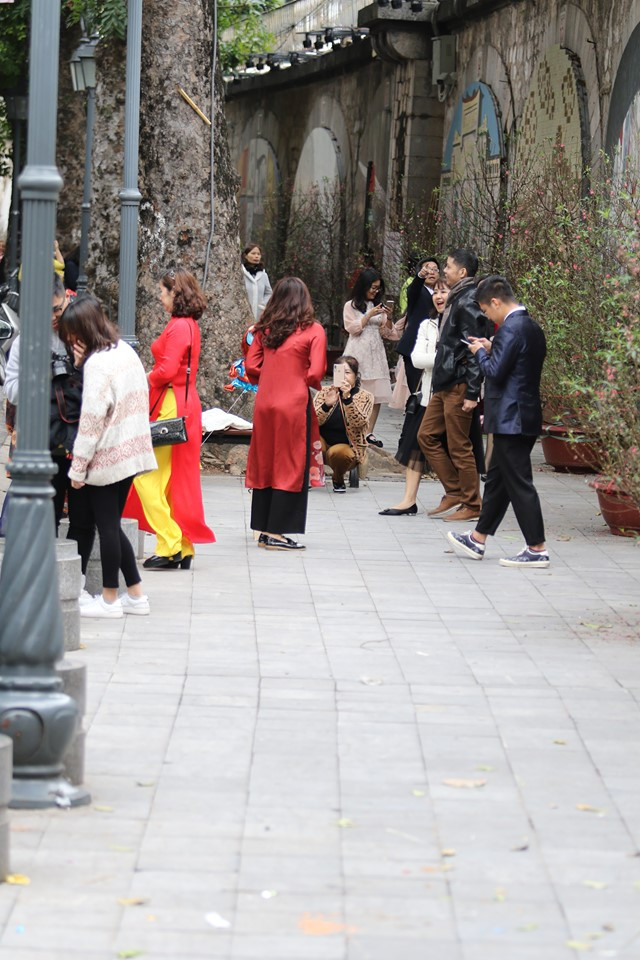 Phố bích họa Phùng Hưng tấp nập nam thanh nữ tú dạo chơi ngày Tết.