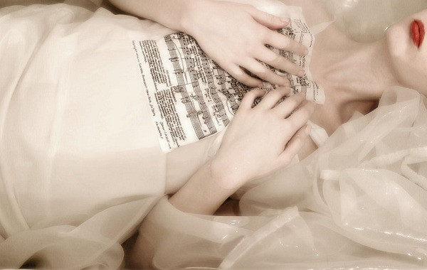 Vài ngày sau, một cô gái ở Berlin tự sát bên cạnh là tờ giấy in bản nhạc Gloomy Sunday. Liên tiếp hàng loạt trường hợp tự sát sau khi nghe hoặc chơi bản nhạc Gloomy Sunday. Theo một nghiên cứu, hơn 100 người chết vì bản nhạc bị "nguyền rủa" của nhạc sĩ Seress.