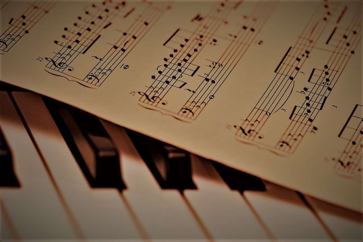 Đến nay, giới khoa học vẫn chưa thể lý giải những trường hợp tự tử có liên quan như thế nào đến bản nhạc Gloomy Sunday cũng như có thực sự tồn tại lời nguyền chết chóc hay không.