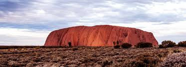 Uluru được coi là ngọn núi linh thiêng đối với bộ tộc Anangu - những người sinh sống ở khu vực này trong hon 30.000 năm.