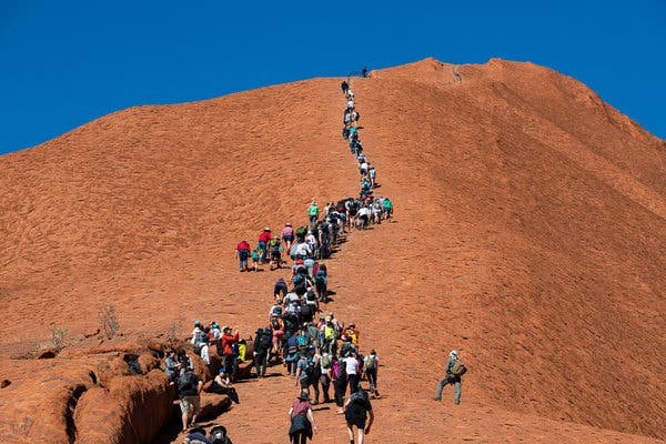 Rất nhiều khách du lịch đã leo lên núi thiêng Uluru để chiêm ngưỡng và khám phá địa điểm linh thiêng của bộ tộc Anangu.