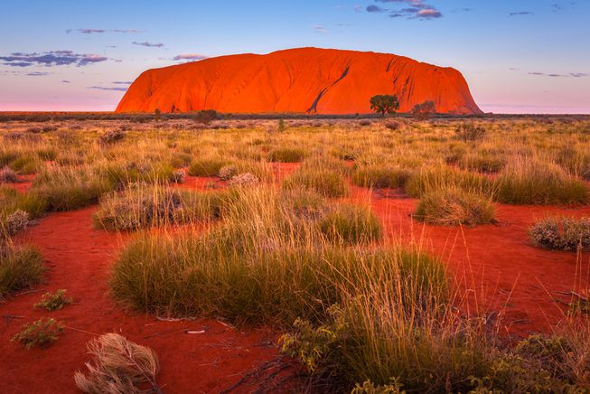 Ngọn núi thiêng Uluru (hay còn gọi Ayes Rock, The Rock) thuộc dãy Ayes, miền trung Australia nổi tiếng thế giới là ngọn núi đá nguyên khối khổng lồ.