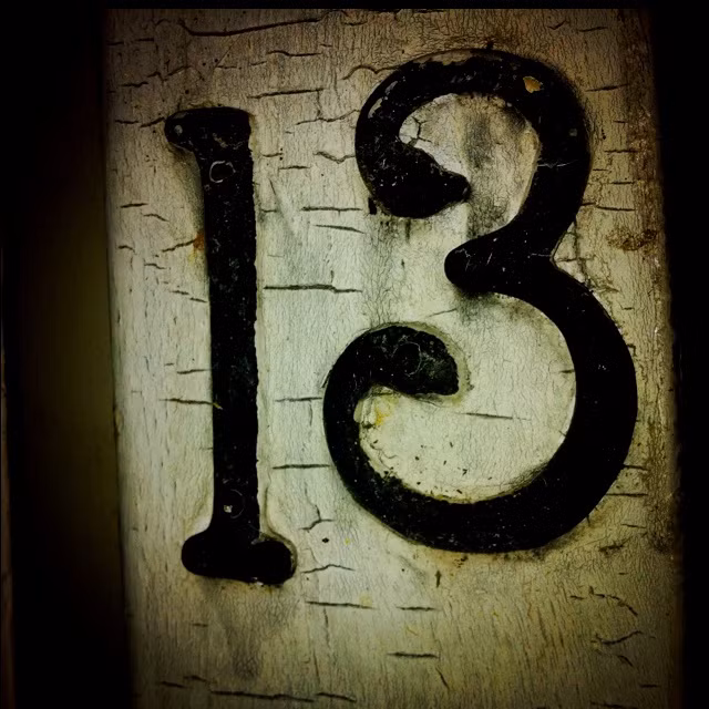 Sở dĩ người bạn này nói như vậy vì dân gian quan niệm số 13 là con số không may mắn, đem đến vận xui. Đây là lý do nhiều người "sợ" con số 13 và tránh sử dụng nó.