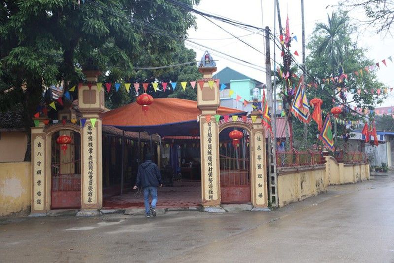 Đình làng thôn Hoành được trang trí lồng đèn, giăng cờ dây chào đón xuân về.