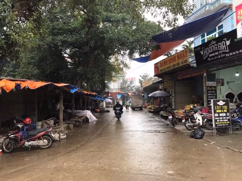 Trưa 18/1, trên đoạn đường dẫn vào trụ sở UBND xã Đồng Tâm, chợ phiên thôn Hoành vẫn diễn ra như thường lệ