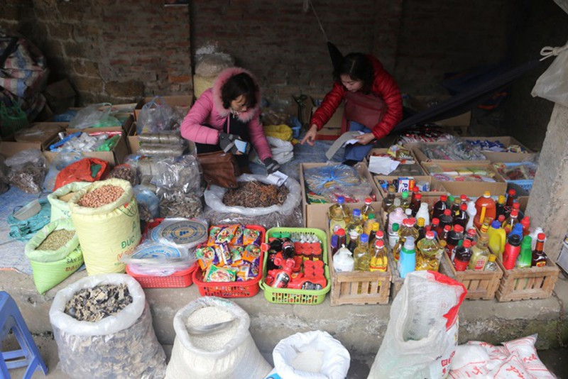 Ngày Tết cận kề, các sạp bán đồ khô đã bổ sung thêm nhiều mặt hàng phục vụ người dân ăn tết.