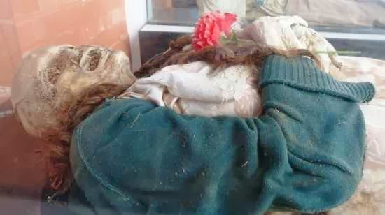 Trước tình hình đó, một số người dân địa phương cho rằng sở dĩ những thi hài không phân hủy và trở thành xác ướp tự nhiên là do chế độ ăn uống của họ.