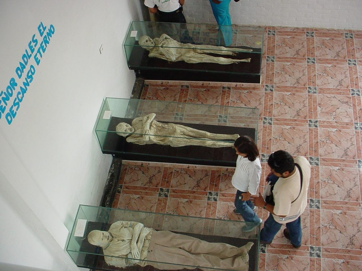 Một giả thuyết khác suy đoán thời tiết khô cằn và độ cao tương đối của thị trấn San Bernardo đã khiến thi thể sau một thời gian chôn cất trở thành xác ướp tự nhiên.