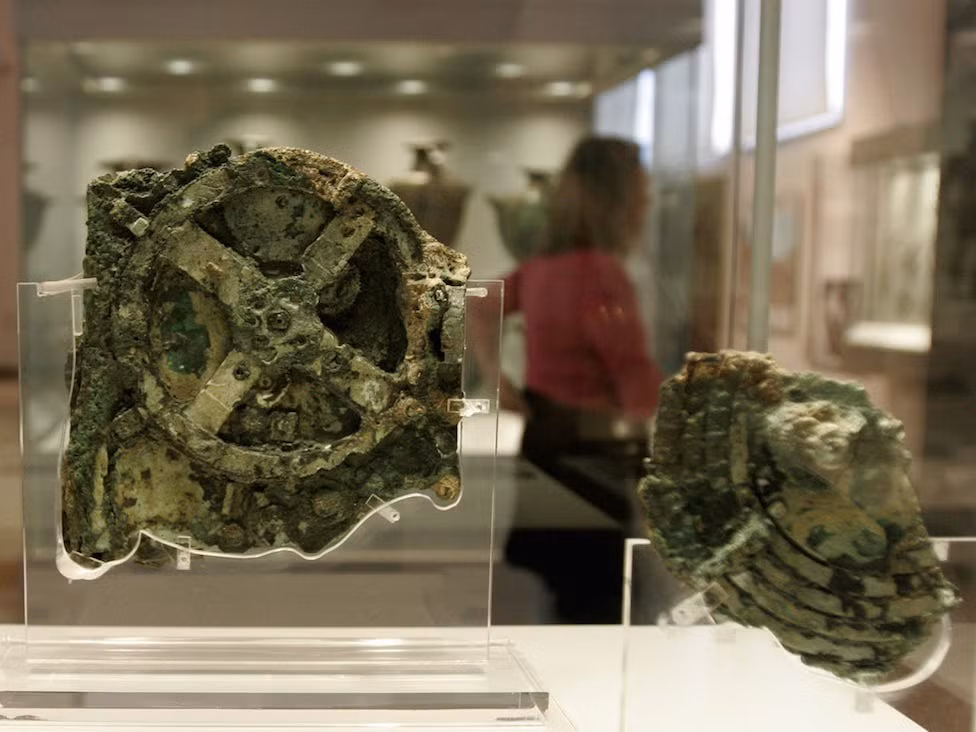 Các chuyên gia vô cùng bất ngờ khi phát hiện Antikythera có 30 bánh răng ăn khớp với nhau. Cỗ máy thiên văn này có nhiều bộ phận phức tạp và tinh xảo. Chữ khắc trên hiện vật cổ này có thể là bản hướng dẫn sử dụng.