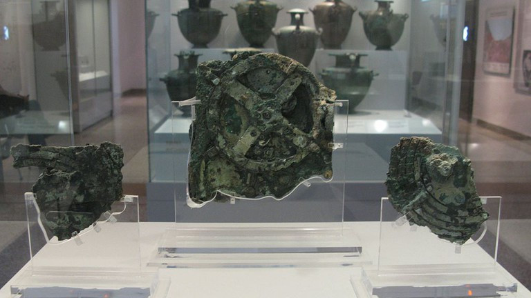 Cỗ máy Antikythera cũng là một bộ lịch 365 ngày và khéo léo cài thêm cả năm nhuận cứ sau 4 năm.