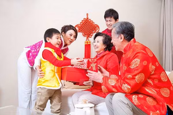 Chủ nhà tuổi Tuất thì chọn người xông đất tuổi: Dần, Ngọ, Mão. Trong trường hợp chủ nhà tuổi Hợi thì chọn người xông đất tuổi: Mão, Mùi, Dần. Mời quý độc giả xem video: Hà Nội: bến xe vắng vẻ lạ thường dịp cận tết (nguồn: VTC14)