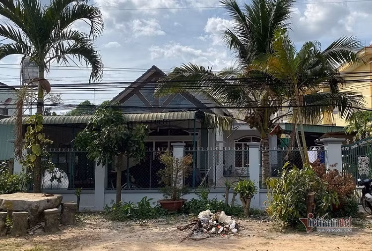 Pho chu tich HDND huyen di xe hoi van duoc nhan 'nha nghia tinh' tram trieu