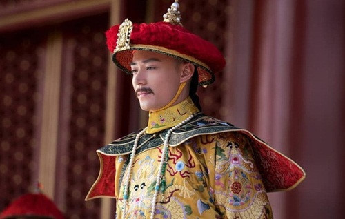 Sau khi trở về cung, năm 1796, Càn Long thoái vị và nhường ngôi cho con trai thứ 15 là Vĩnh Diễm. Khi trở thành Thái thượng hoàng, Càn Long quả thật sống thêm được gần 3 năm. Một số người cho rằng lời tiên tri về số phận của Càn Long do thầy tướng số ở Tô Châu đưa ra hoàn toàn chính xác. Thế nhưng, thực hư câu chuyện này vẫn là bí ẩn lớn. Mời quý độc giả xem video: Tái hiện trận chiến lịch sử của hoàng đế Napoleon (nguồn: VTC14)