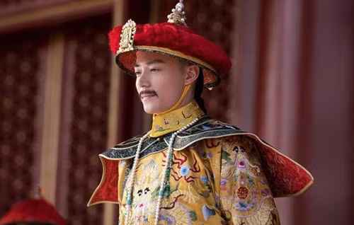 Sau khi trở về cung, năm 1796, Càn Long thoái vị và nhường ngôi cho con trai thứ 15 là Vĩnh Diễm. Khi trở thành Thái thượng hoàng, Càn Long quả thật sống thêm được gần 3 năm. Một số người cho rằng lời tiên tri về số phận của Càn Long do thầy tướng số ở Tô Châu đưa ra hoàn toàn chính xác. Thế nhưng, thực hư câu chuyện này vẫn là bí ẩn lớn. Mời quý độc giả xem video: Tái hiện trận chiến lịch sử của hoàng đế Napoleon (nguồn: VTC14)