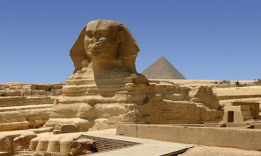 Nằm gần kim tự tháp của pharaoh Khafre trên cao nguyên Giza, Ai Cập là The Great Sphinx of Giza. Đây là tên gọi của tượng nhân sư khổng lồ nổi tiếng của đất nước Ai Cập có niên đại khoảng 4.500 năm.