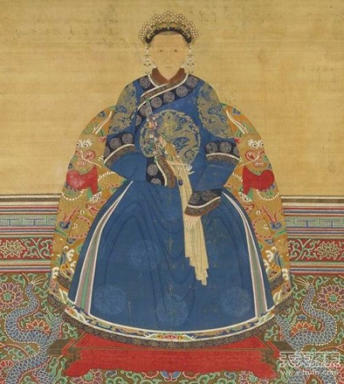 Sau khi Khang Hy băng hà, Dận Chân lên kế vị, lấy hiệu Ung Chính. Theo đó, hoàng đế Ung Chính sắc phong mẹ là Hiếu Cung Nhân, thuộc gia tộc Ô Nhã làm hoàng thái hậu.