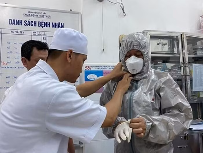 Còn tại Việt Nam, Bộ Y tế có thông báo cho biết bệnh nhân Li Zichao, 28 tuổi, một trong hai bệnh nhân nhiễm virus Corona đầu tiên ghi nhận được ở Việt Nam, đã được chữa khỏi vào ngày 28-1-2020