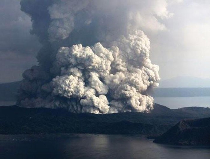 Ngày 13-1-2020, các nhà chức trách Philippines ra lệnh sơ tán gần 50.000 người sống tại một hòn đảo gần thủ đô Manila do lo ngại núi lửa phun trào