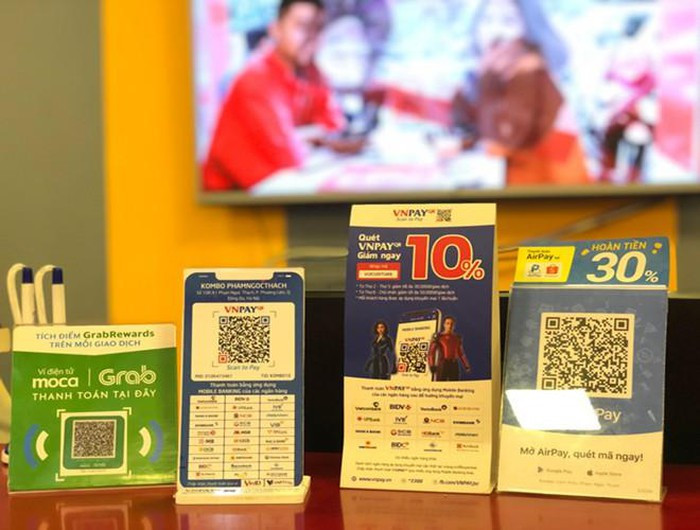 Còn tại Việt Nam, ví điện tử đang thực sự trở thành một xu thế. Các công ty công nghệ viễn thông đã nhìn thấy một "miếng mồi béo bở" ở thị trường giao dịch online này