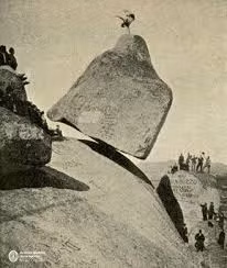 Trong suốt nhiều năm, hòn đá "khủng" này nằm cheo leo trên đỉnh đồi mà không hề rơi xuống.