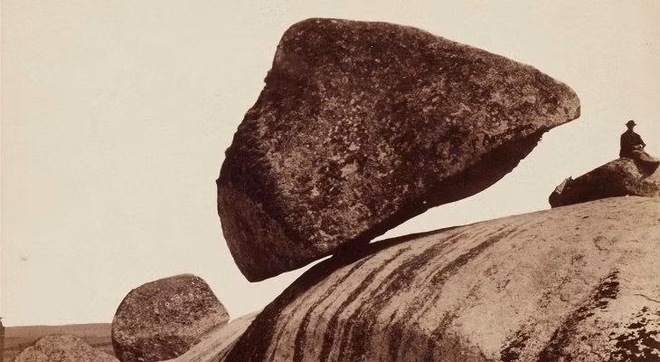 Đến rạng sáng ngày 29/2/1912, hòn đá khổng lồ trên dịch chuyển lần cuối cùng và rơi xuống phía dưới đồi dẫn đến vỡ tan.