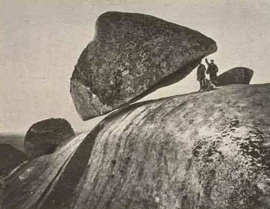 Thế nhưng, hòn đá nặng khoảng 300 tấn trên trở thành bí ẩn lớn khi các chuyên gia và người dân địa phương phát hiện bí mật "động trời".